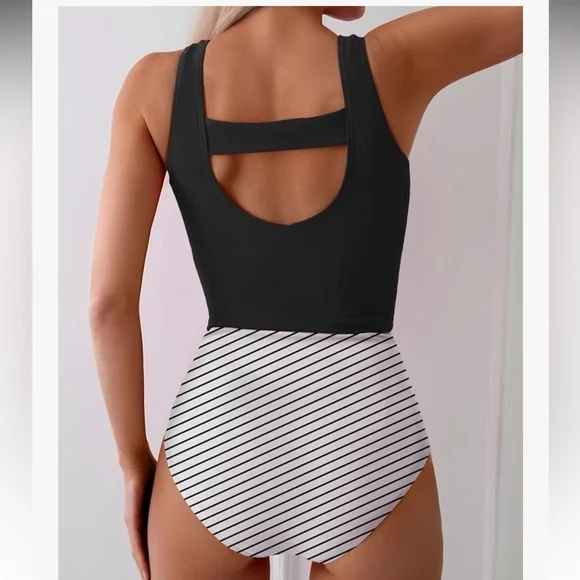 ⛱️🏖️Two Piece Black and White Striped Tankini Swimsuits w/ tummy control 👙☀️🏝️ - Picture 3 of 8